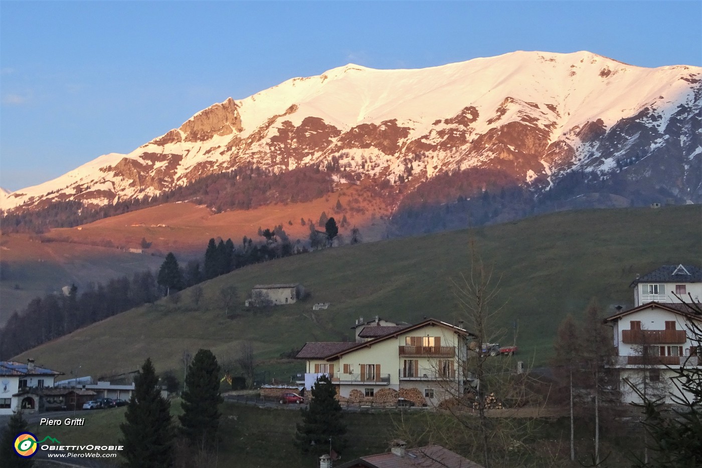 96 Da Zambla Alta un saluto al Grem illuminato dal sole al tramonto..JPG